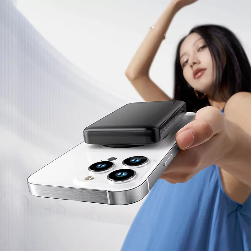 PB032 15W 5000mAh 3A მაღალსიჩქარიანი უსადენო დატენვის მქონე ჩაშენებული ჭკვიანი ჩიპიანი პაუერბანკი