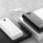 PB044 20000mAh თეთრი ფერის მაღალი ტევადობის სწრაფი დამუხტვის ორმაგი USB გამომავალი შავი ფერის დეველოპერული ბანკი ციფრული